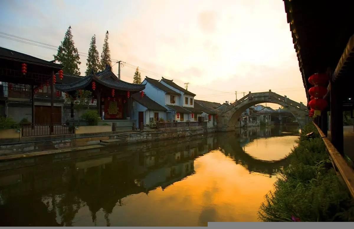 陈乔恩与丈夫艾伦在马尔代夫展现苗条身材,诠释活力潜水。